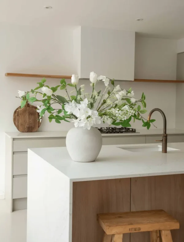 p110_g1 Tulip & Agapanthus Faux Arrangement — White